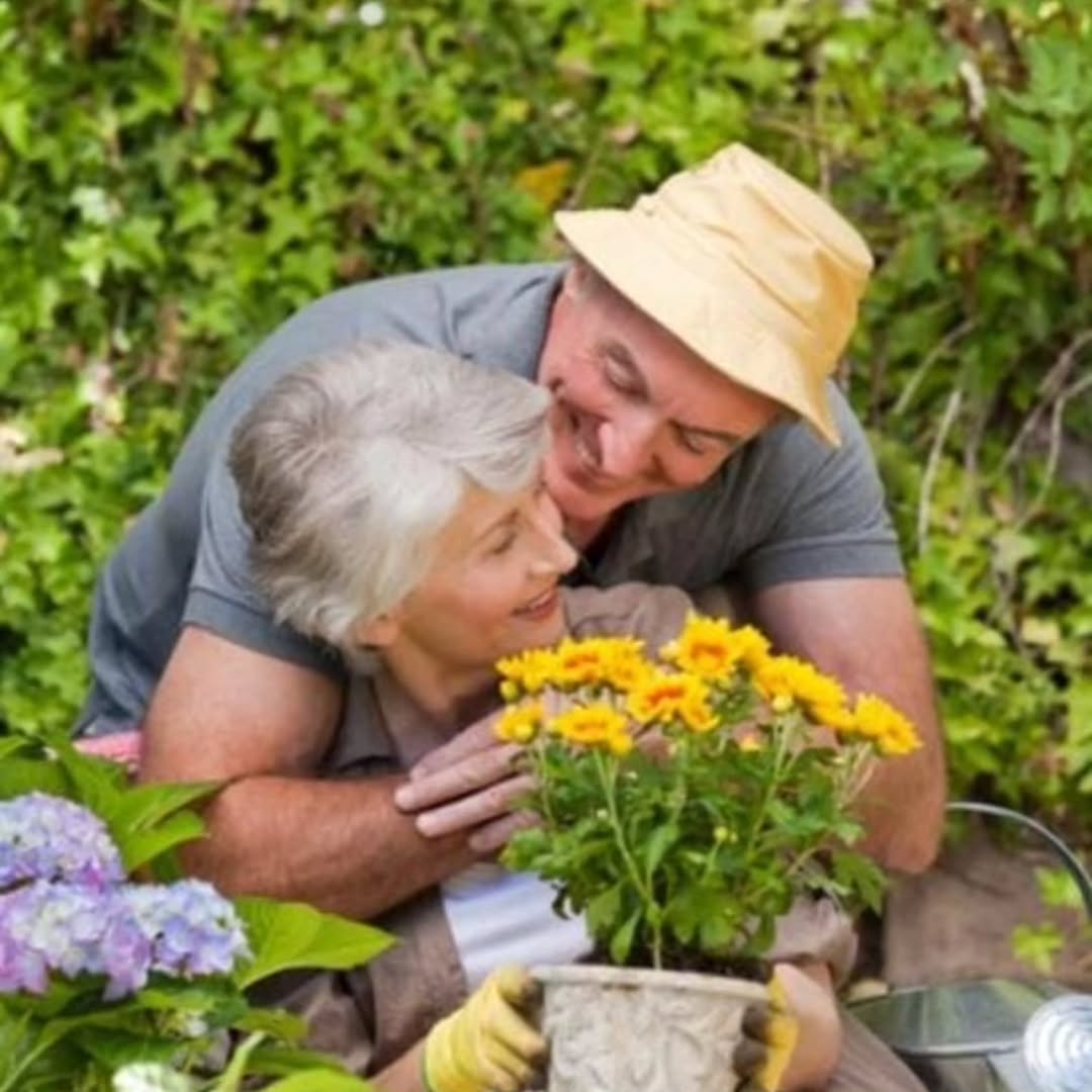 Cuidador e idosa apreciando o jardim juntos